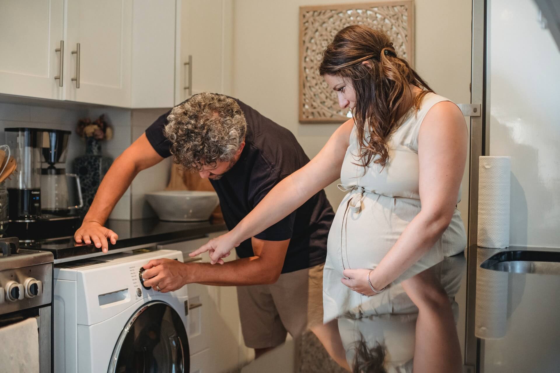 egy házaspár elindítja a mosógépet