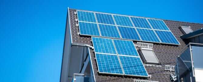 Napelem panelek a tetőn