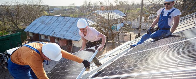 Szakemberek napelem panelek telepítése közben.jpg