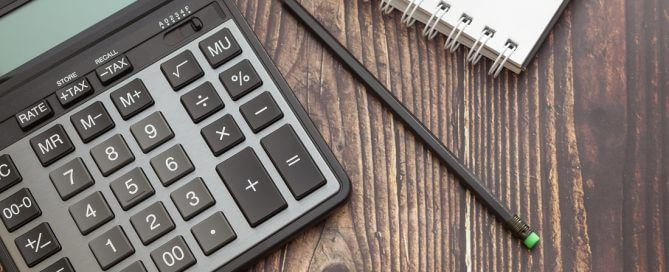 Számológép és notesz - a kivitelezés megkezdése előtt számolja ki az energiaigényét