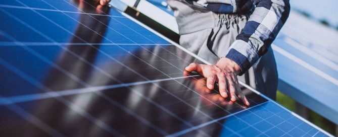 Szakember a napelem panelek rögzítése - az Aleron megbízható partnere lesz napelemes rendszere kiépítésében