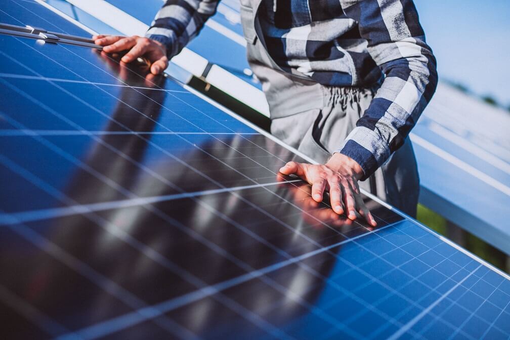 Szakember a napelem panelek rögzítése - az Aleron megbízható partnere lesz napelemes rendszere kiépítésében