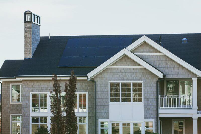 A napelemek nem foglalnak sok helyet a ház tetején