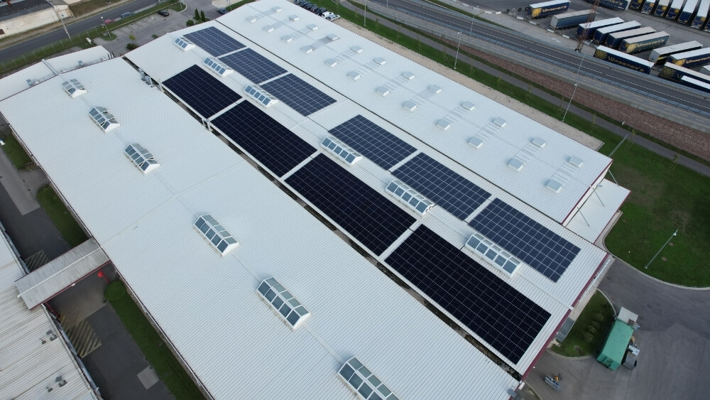 Napelemes rendszer ipari csarnok tetején – WITTMANN Group, Aleron Energia