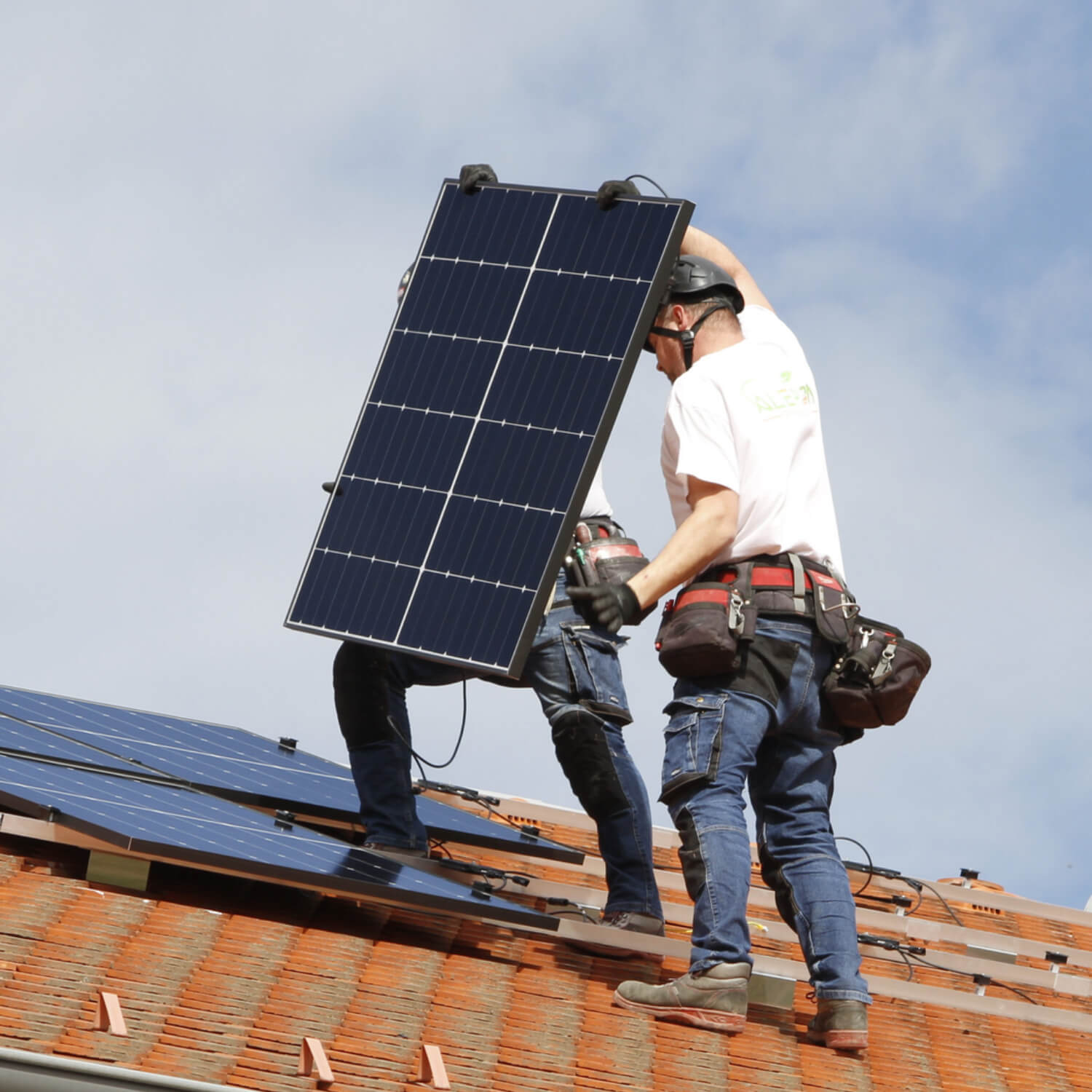 Az Aleron Energia csapata napelemes rendszert telepít egy családi ház tetejére